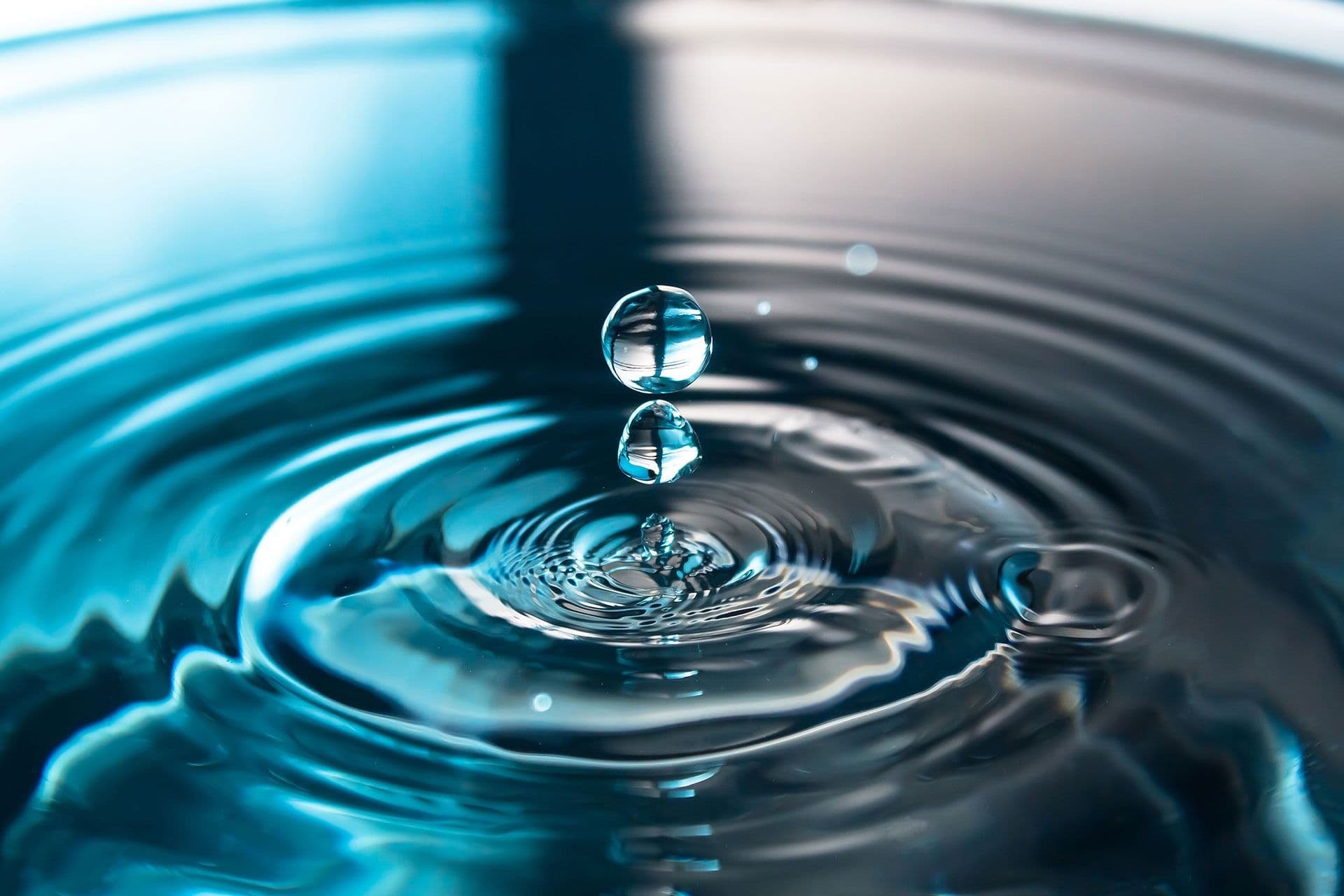 waters plash or drop water